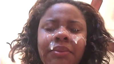 Nwa agbọghọ Brazil ojii na-enweta ihu ya mgbe o ji nnukwu dick nwee mmekọahụ